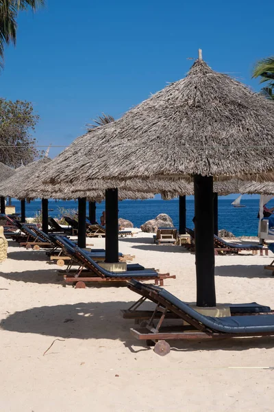 Сонячний День Пляжі Занзібарі Танзанія Стоять Пляжні Хатинки Крісла Басейну — стокове фото