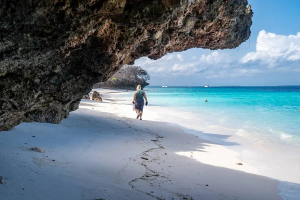 Vrouw Zoekt Schelpen Het Strand Zanzibar Tanzania — Stockfoto