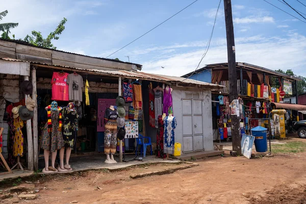 우간다의 2023 사파리에서 관광객들에게 인기있는 보석등을 판매하는 — 스톡 사진