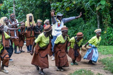 Rushaga, Bwindi Engellenemez Orman Ulusal Parkı, Uganda - 24 Mart 2023: Batwa pigme kabilesi halkı geleneksel bir dans gösterisi sergiliyor