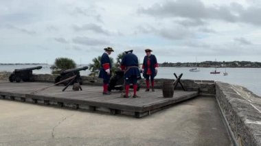 St. Augustine, Florida - 31 Aralık 2022: Canlandırma aktörleri Castillo De San Marcos Ulusal Anıtı 'ndan top ateşlemeye hazırlanıyor