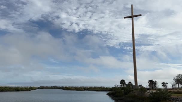 フロリダ州セントオーガスティンのミッション ノンブル ディオスで大きな十字架 — ストック動画