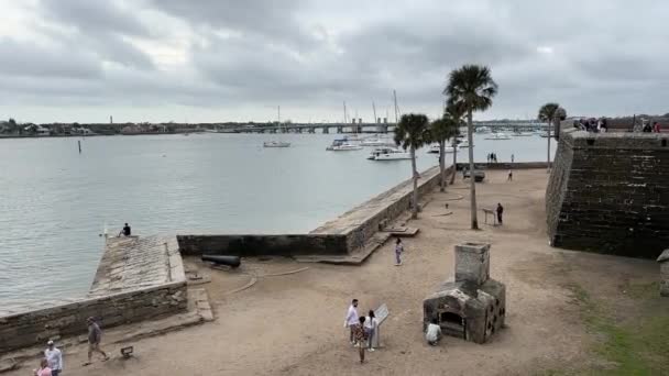 Augustine Φλόριντα Δεκεμβρίου 2022 Άνθρωποι Περπατούν Γύρω Από Φρούριο Castillo — Αρχείο Βίντεο
