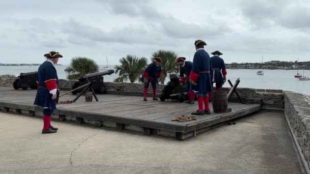 플로리다주 세인트 오거스틴 2022 카스티요데산 마르코스 기념물에서 대포를 준비를 배우들 — 비디오