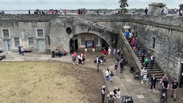 플로리다주 세인트오거스틴 2022 카스티요데산 마르코스 기념물 의안뜰 탐사하는 수많은 관광객 — 비디오