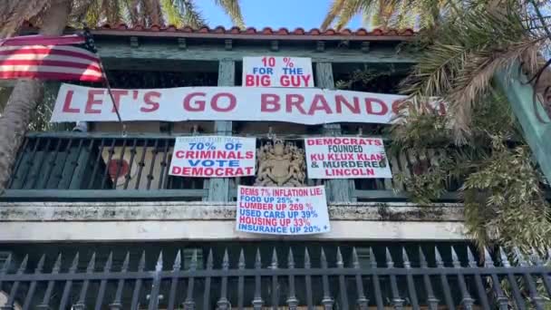 セントオーガスティン フロリダ州 2022年12月31日 ブランドンの看板や共和党の政治的Paraphernalia行くことができます装飾建物 — ストック動画