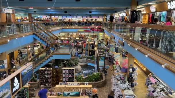 佛罗里达州可可滩 2022年12月27日 人们在著名的体育用品零售店购物时 位于美国内陆的罗恩 乔恩冲浪店 — 图库视频影像