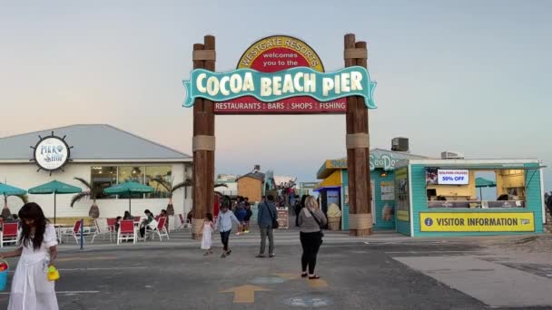 Cocoa Beach Florida December 2022 Tourists Walk Entrance Sign Famous — Stock Video