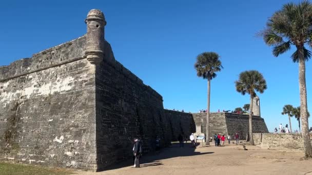 2022年12月27日 佛罗里达州圣奥古斯丁 阳光灿烂的一天 人们在城堡周围散步 圣马科斯国家纪念碑 — 图库视频影像