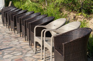 Açık bir verandada boş Hasır Kahverengi Çim Charis kuyruğu