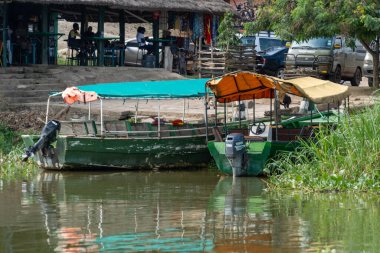 Katunguru, Uganda - 22 Mart 2023: Kraliçe Elizabeth Ulusal Parkı 'nda Kazinga Kanalı boyunca safari için tekne kalkış alanı