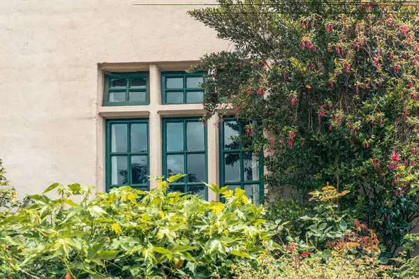 Vackert Fönster Ett Fritidshus Omgivet Trädgård — Stockfoto