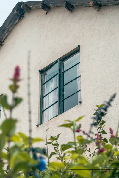 Vackert Fönster Ett Fritidshus Omgivet Trädgård — Stockfoto
