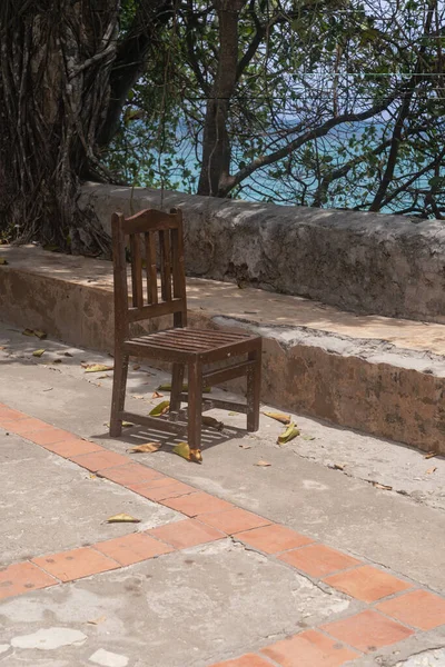 Stary Drewniany Fotel Siedzący Cementowym Patio Obok Oceanu Opuszczony Nikt — Zdjęcie stockowe