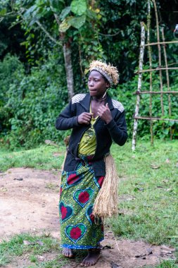 Rushaga, Bwindi Engellenemez Orman Ulusal Parkı, Uganda - 24 Mart 2023: Batwa Pigme kabilesinden kadın geleneksel dans gösterisi