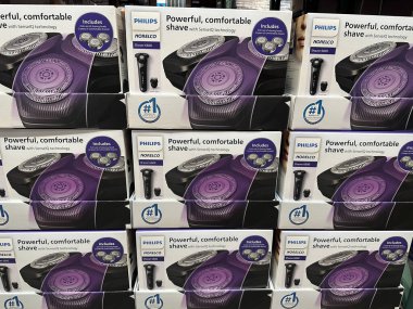 Maple Grove, Minnesota - 1 Mayıs 2023: Philips Norelco Shaver 6600 modelinin bir Costco toptan satış mağazasında sergilenmesi