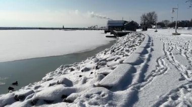 Sheboygan, Wisconsin - 25 Şubat 2023: Deland Park ve Limanı Limanı Güneşli bir kış sabahı