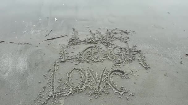 Любовное Послание Написанное Песке — стоковое видео