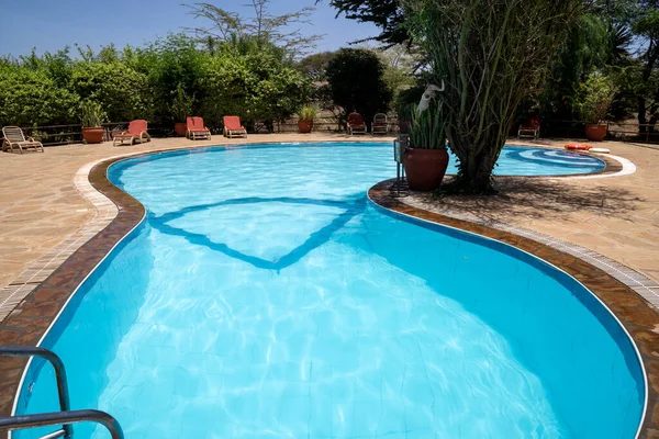 Kenya Safari Merkezinde Insanların Olmadığı Lüks Bir Yüzme Havuzu — Stok fotoğraf