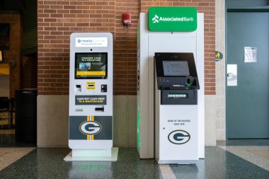 Green Bay, Wisconsin - 2 Haziran 2023: Lambeau Field 'da Green Bay Packers temalı ATM makinesi