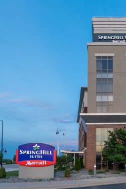 Green Bay, Wisconsin - 2 Haziran 2023: Springhill Suites, Marriott Hotel, dış ve gün batımında imzalama