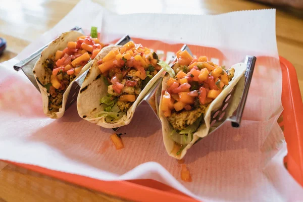 Lahodné Kuřecí Tacos Salsou Podávané Restauraci Taco Držácích — Stock fotografie