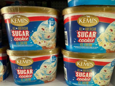 Plymouth, Minnesota - 4 Haziran 2023: Kemps markalı dondurma bir süpermarkette satışa sunuldu.