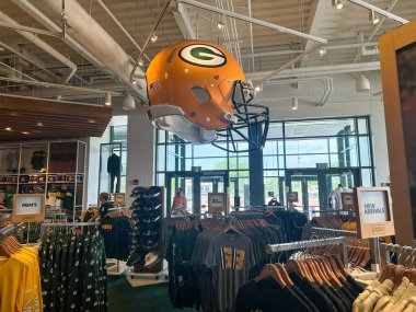 Green Bay, Wisconsin - 2 Haziran 2023 Lambeau Field 'daki Green Bay Packers Pro Shop' ta futbol malzemeleri satılıyor.