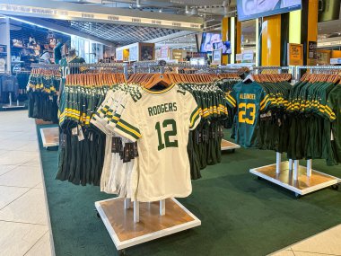 Green Bay, Wisconsin - 2 Haziran 2023 Lambeau Field 'daki Green Bay Packers Pro Shop' ta futbol malzemeleri satılıyor.