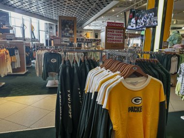 Green Bay, Wisconsin - 2 Haziran 2023 Lambeau Field 'daki Green Bay Packers Pro Shop' ta futbol malzemeleri satılıyor.
