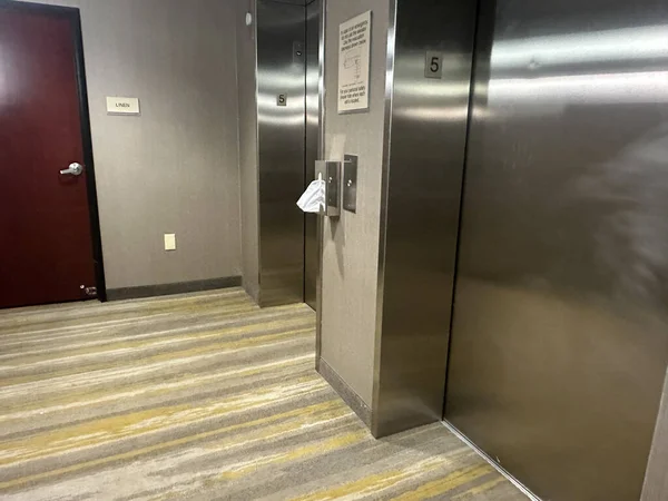 宾馆的电梯银行 有一盒客人用的纸巾 — 图库照片