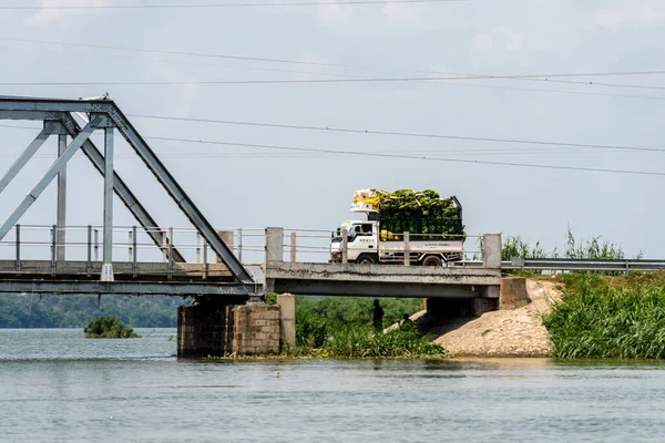 Katunguru Ουγκάντα Μαρτίου 2023 Φορτηγό Που Μεταφέρει Μπανάνες Διασχίζει Γέφυρα — Φωτογραφία Αρχείου