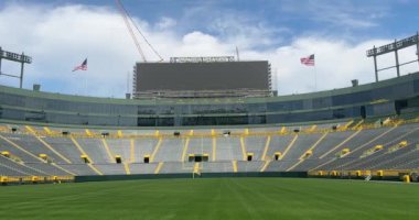 Green Bay, Wisconsin - 3 Haziran 2023 Lambeau Field, Green Bay Packers futbol takımının evi. İnsan yok, tribün ve stadyum manzarası var.