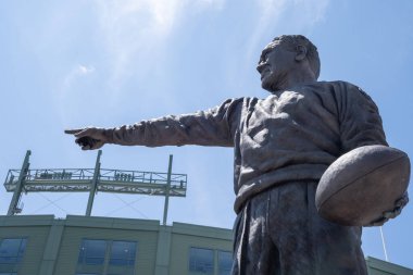 Green Bay, Wisconsin - 2 Haziran 2023 Lambeau Field dışındaki Earl L Curly Lambeau heykeli, Green Bay Packers NFL takımının evi.