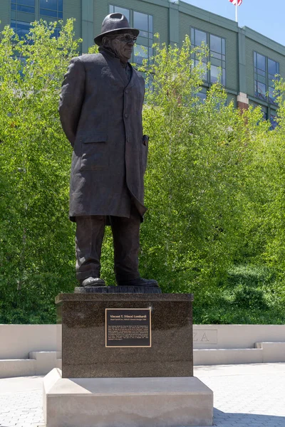 Green Bay, Wisconsin - 2 Haziran 2023: Green Bay Packers NFL takımının evi Lambeau Field 'ın dışındaki Vince Lombardi heykelinin yakınında.