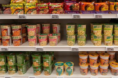 Husavik, İzlanda - 4 Temmuz 2023: Bir markette hazır erişte, makarna, makarna ve peynirle dolu raflar