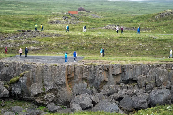 アイスランドのミヴァトン 2023年7月4日 観光客は有名な滝であるゴダフォスを見るために遊歩道を歩く — ストック写真