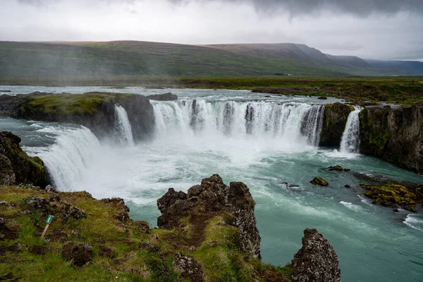 冰岛的戈达福斯瀑布 一个受欢迎的旅游胜地 — 图库照片