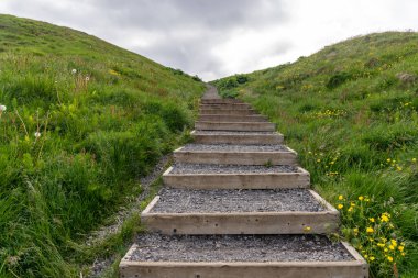 Stykkisholmur İzlanda 'daki Sugandisey Adası Deniz Feneri' ne giden merdivenlerin izleri.