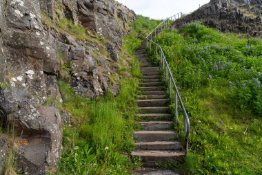 Stykkisholmur İzlanda 'daki Sugandisey Adası Deniz Feneri' ne giden merdivenlerin izleri.