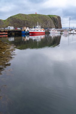 Stykkisholmur, İzlanda - 2 Temmuz 2023: Snaefellsnes yarımadasındaki İzlanda, Stykisholmur limanında tekneler