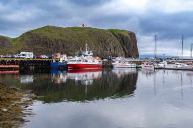 Stykkisholmur, İzlanda - 2 Temmuz 2023: Snaefellsnes yarımadasındaki İzlanda, Stykisholmur limanında tekneler