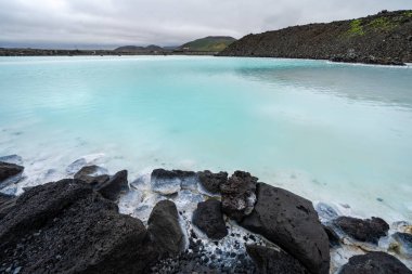 İzlanda 'daki Mavi Göl' ün hemen dışındaki süt mavisi su.