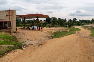 Kihihi, Uganda - 23 Mart 2023 Uganda 'da küçük bir köyde asfaltsız bir yol boyunca benzin istasyonu