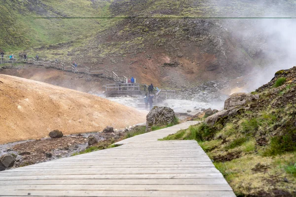아이슬란드 그린다빅 2023년 29일 관광객들은 위험한 온천에서 증기를 보면서 지역을 — 스톡 사진