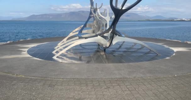 アイスランドのレイキャビク 2023年7月11日 市内の海岸沿いの有名なサンボイジャー像 — ストック動画