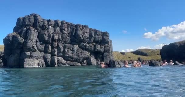 Sky Lagoon Исландии Солнечный День Волны Воде — стоковое видео