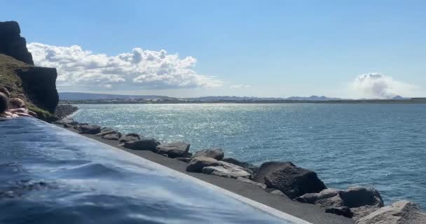 Kopavogur Islândia Julho 2023 Sky Lagoon Infinity Pool Spa Com — Vídeo de Stock