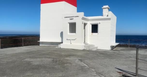 Gardur Alter Leuchtturm Island Weiß Rot Gestreiftes Leuchtturmhaus Einem Sonnigen — Stockvideo