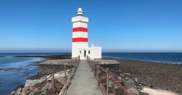 Gardur Old Lighthouse Islândia Casa Luz Listrada Branca Vermelha Dia — Vídeo de Stock